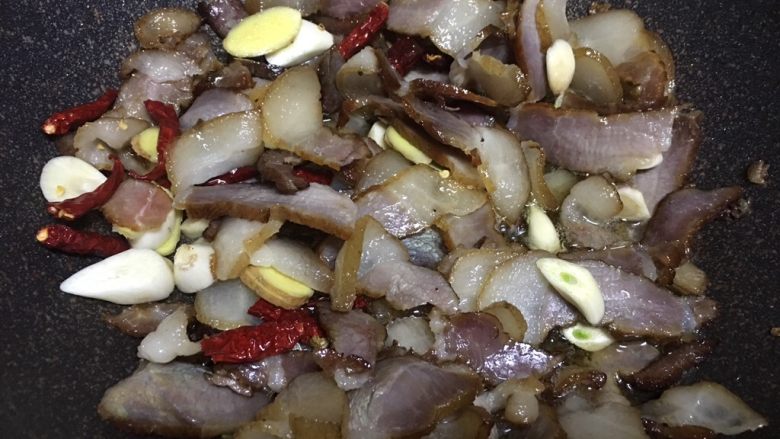 腊肉干锅,下姜片,蒜片,干辣椒段炒香