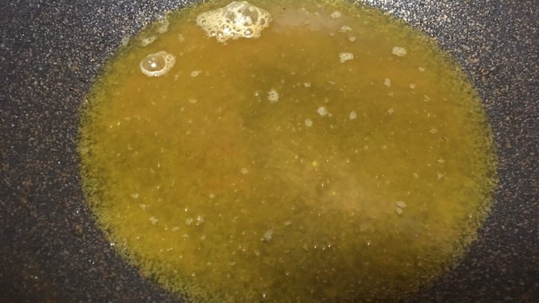 香炸带鱼,油重新烧热,准备复炸一次,这次时间更短,看带鱼的状态判断,炸制金黄色即可全部捞出滤油