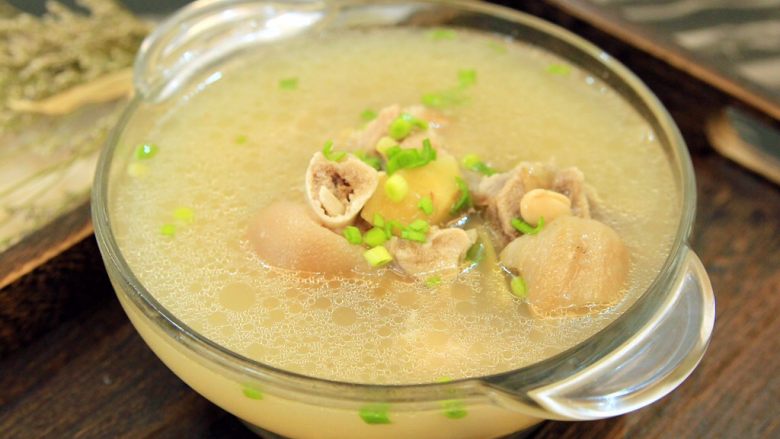 黄豆猪蹄汤,高压锅上气后炖煮20来分钟左右,调好口味:盐,一点点蚝油,些许鸡精