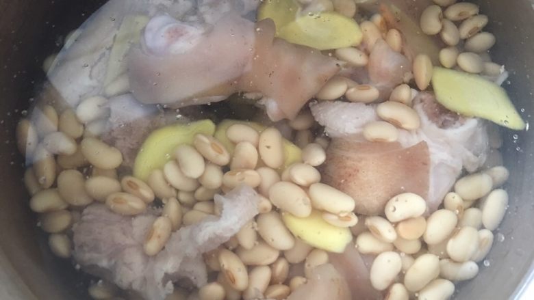 黄豆猪蹄汤,一次性加满水炖煮咯,我炖了20分钟,软硬可以自己喜好调整的哦