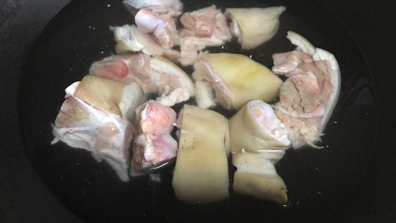 黄豆猪蹄汤,焯水,冷水下锅煮
