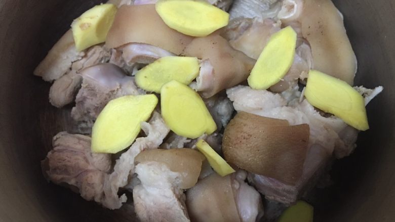 黄豆猪蹄汤,我采用的普通高压锅,食材都放里面