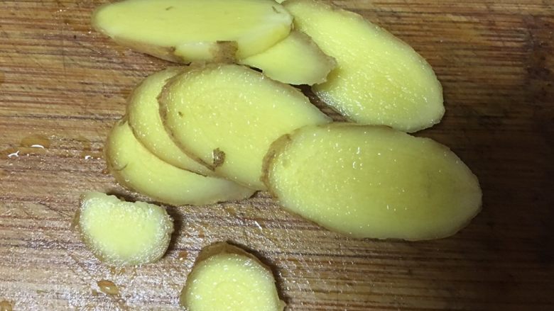 腊肉干锅,姜片
