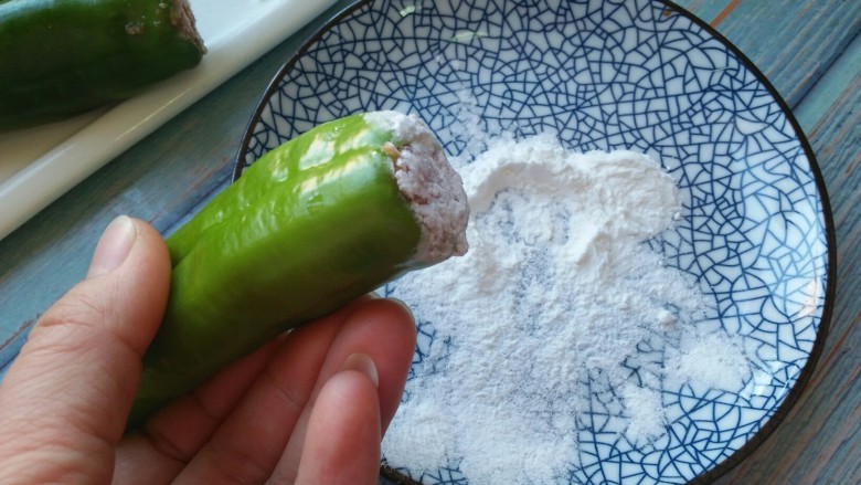 酿尖椒,抹上淀粉