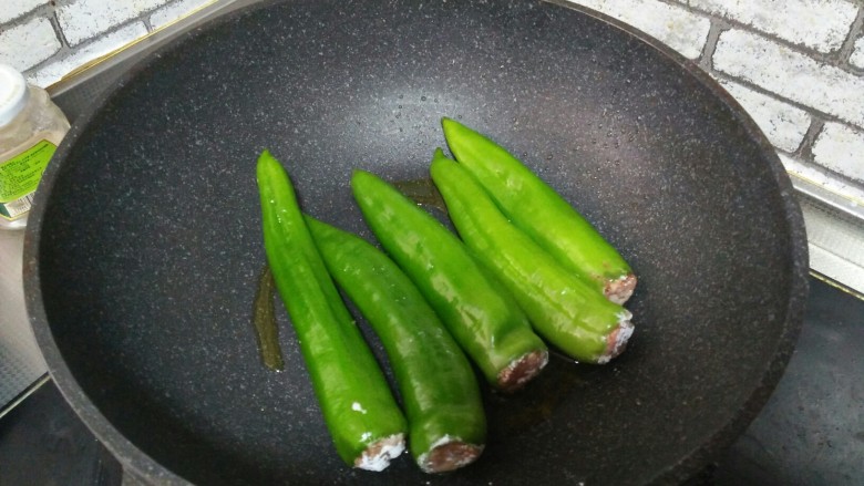 酿尖椒,放入尖椒,煎至两面虎皮状,盛出备用