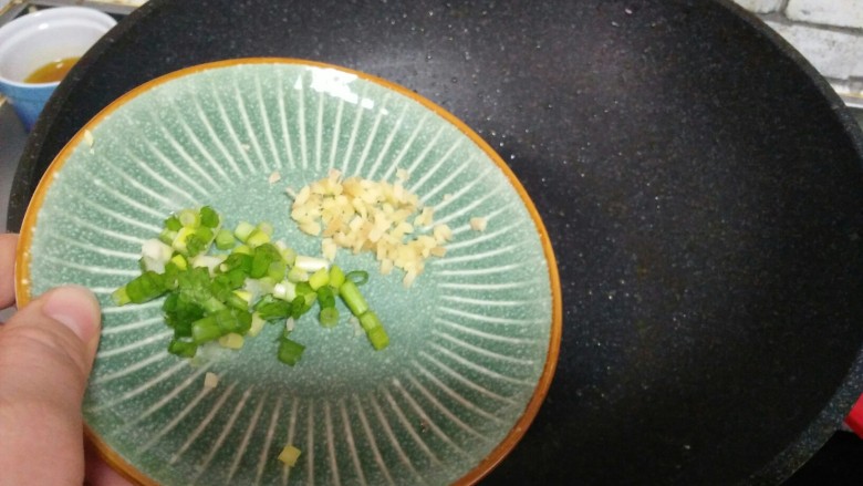 酿尖椒,锅中底油,加姜蒜,炒香