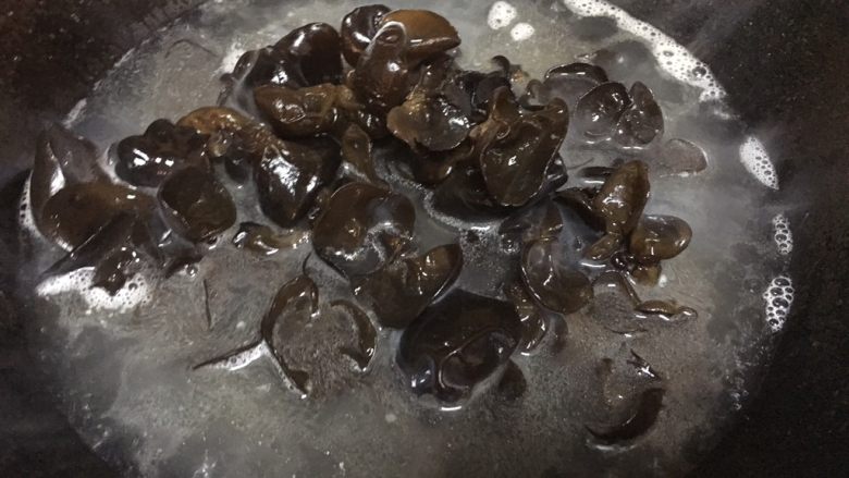 凉拌木耳,煮开水汆烫断生,煮沸1-2分钟