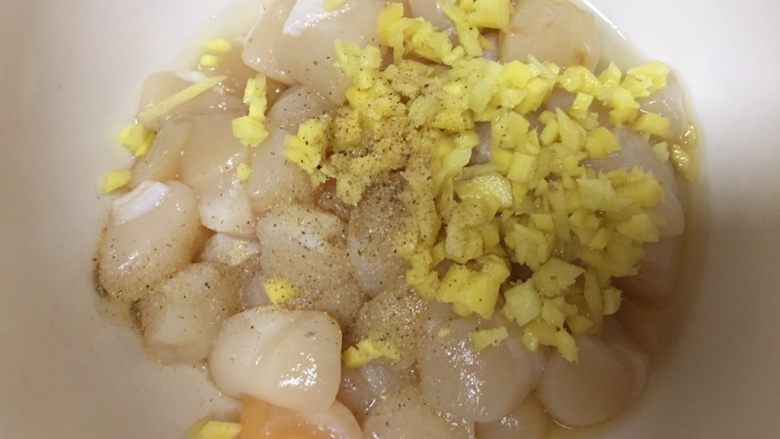 彩椒扇贝丁,腌制扇贝丁:姜末,料酒,白胡椒粉,腌制15-20分钟,这个时间可以准备其他配菜