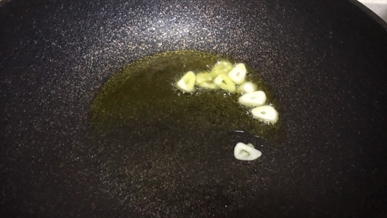 彩椒扇贝丁,热锅冷油,蒜头爆香