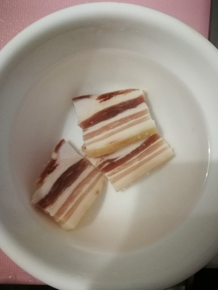 咸肉菜泡饭,用温水稍微冲洗后浸十来分钟,不能浸久,浸久后失去咸香味影响口感。