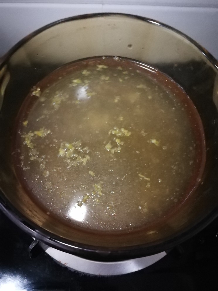 咸肉菜泡饭,家里正好有多余的鸡汤,这是再适合不过。把鸡汤倒入锅里。