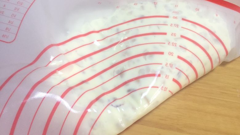 核桃蔓越莓牛轧糖(熬糖版),再刮出放在耐高温的油布上,反复的用油布折叠按压,以免烫手,揉压的越久,糖的嚼劲越好