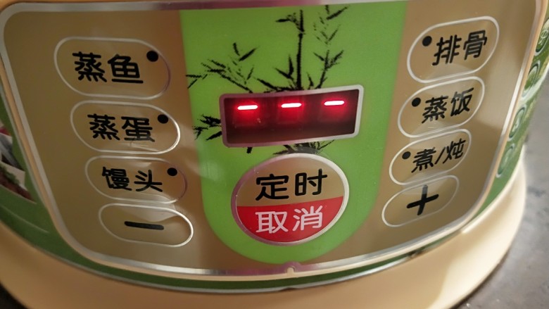 彩色豆蒸糕,放20钟后开始蒸,蒸22分钟,3分钟后打开。