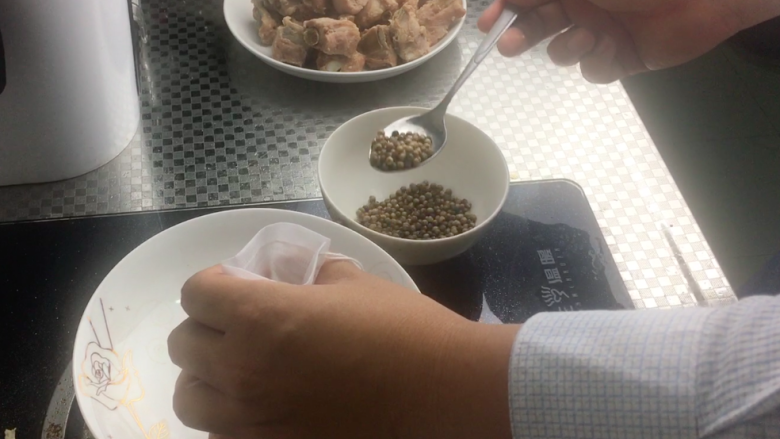 肉骨茶,烤好后把胡椒倒入包袋