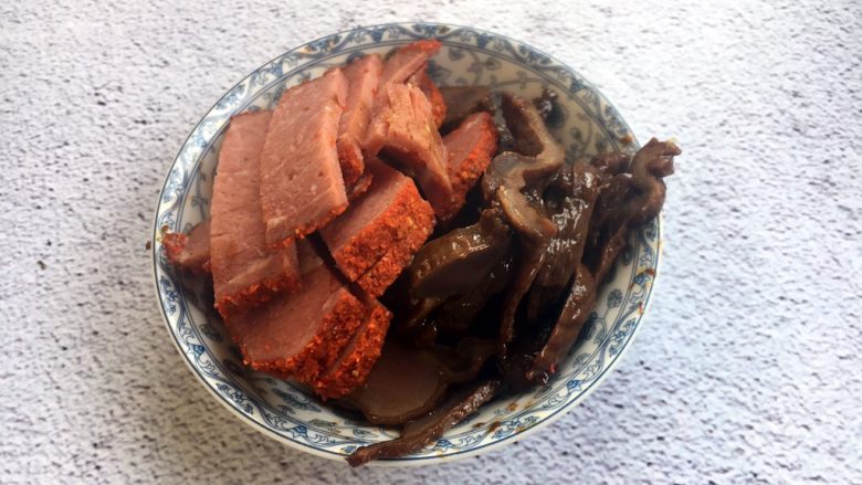 天津特色小吃 蔬菜烩饼,烤里脊切成小片,酱鸡胗切成片。