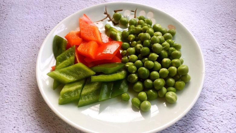 天津传统清真菜 黄焖两样,准备好辅助食材:将青红椒切成菱形片,<a style='color:red;display:inline-block;' href='/shicai/ 148'>豌豆</a>洗干净备用。