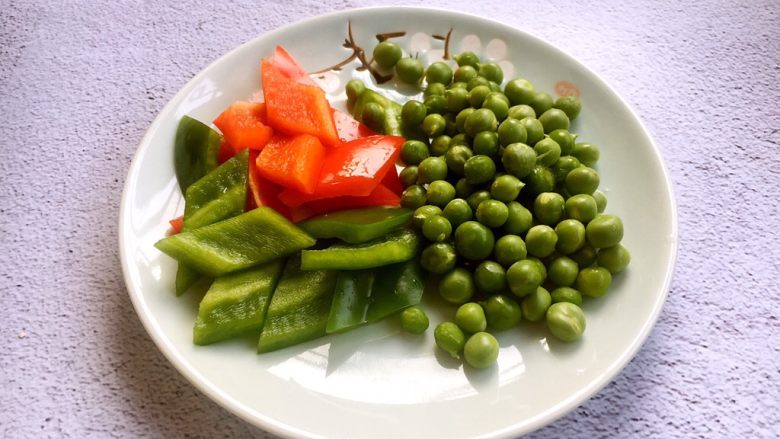 天津传统清真菜 黄焖两样,准备好辅助食材：将青红椒切成菱形片，<a style='color:red;display:inline-block;' href='/shicai/ 148'>豌豆</a>洗干净备用。