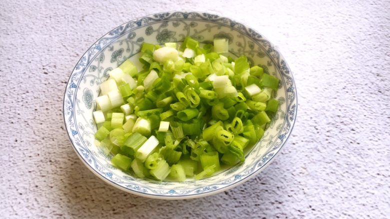 天津传统清真菜 黄焖两样,将小香葱(大葱)切成葱花。