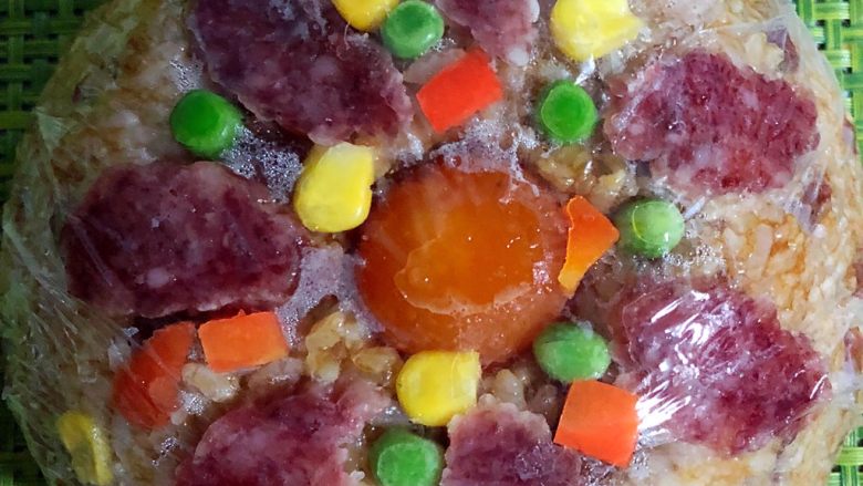蛋黄肉松咸味八宝饭,稍稍再整整型,冷却后放入冰箱冷冻一晚