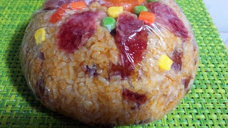 蛋黄肉松咸味八宝饭,把碗倒扣过来