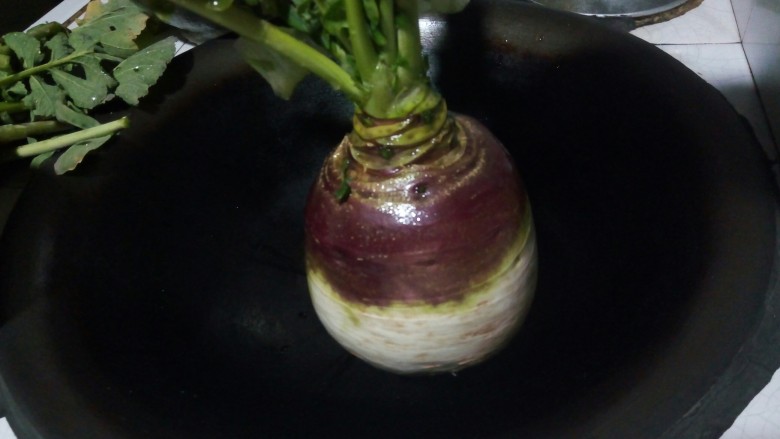 #乡味ing#农家土灶烤菜,把大头菜的根须削去,洗干净