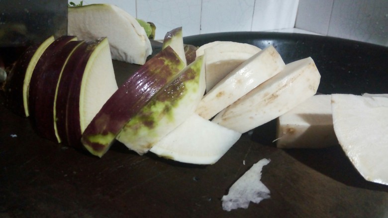 #乡味ing#农家土灶烤菜,把大头菜对半切开,再切成厚片