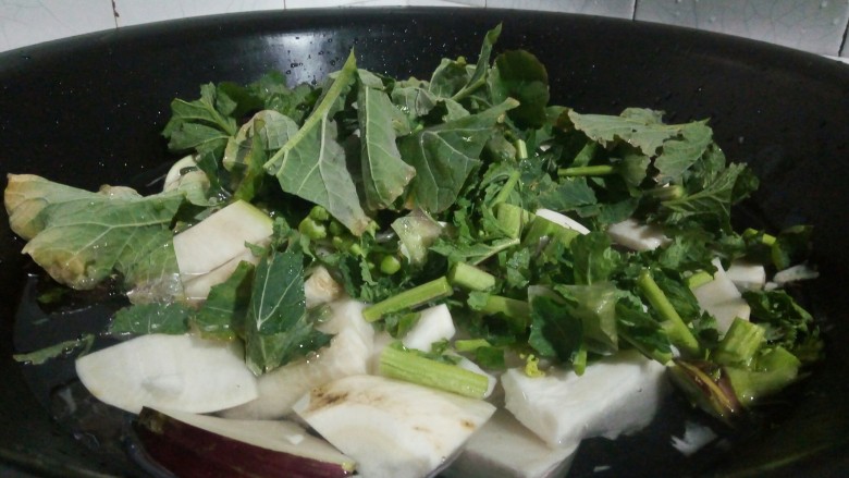 #乡味ing#农家土灶烤菜,一起放入锅里,水一定要比大头菜多