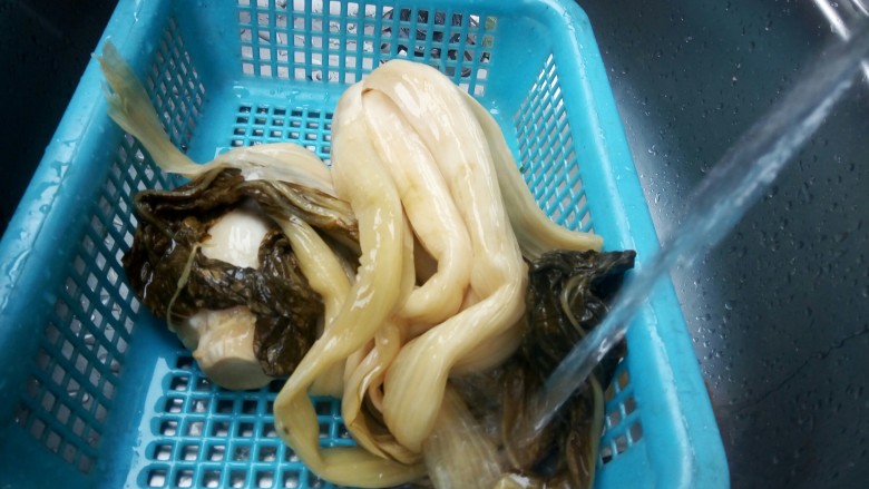 #乡味ing#农家土灶烤菜,流水冲洗一下