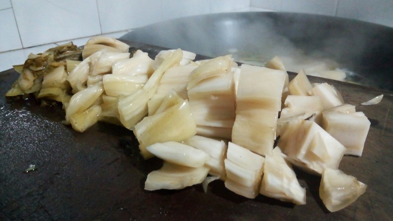 #乡味ing#农家土灶烤菜,等大头菜煮熟,腌白菜切成小段