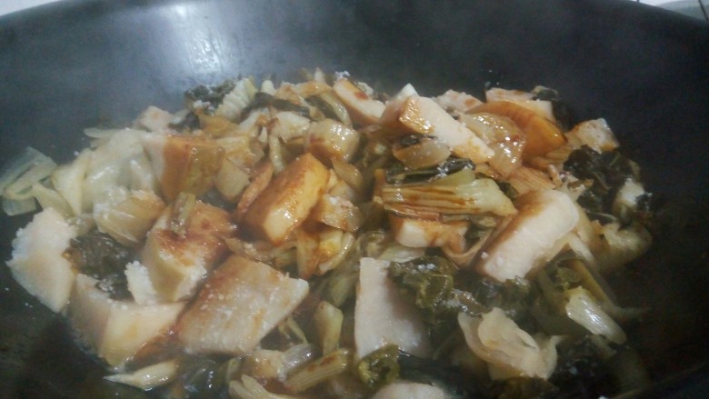 #乡味ing#农家土灶烤菜,加点<a style='color:red;display:inline-block;' href='/shicai/ 788'>生抽</a>，盐，<a style='color:red;display:inline-block;' href='/shicai/ 718'>料酒</a>，继续炖