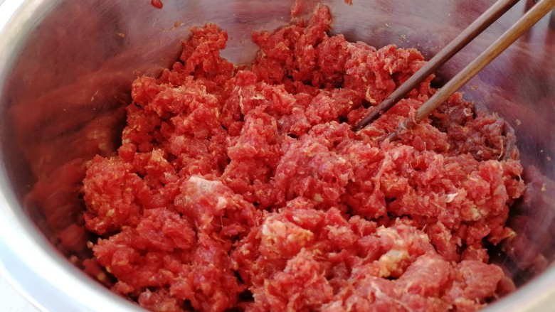 招牌美食之二&驴肉蒸饺,驴肉洗净剁成肉馅(如图)