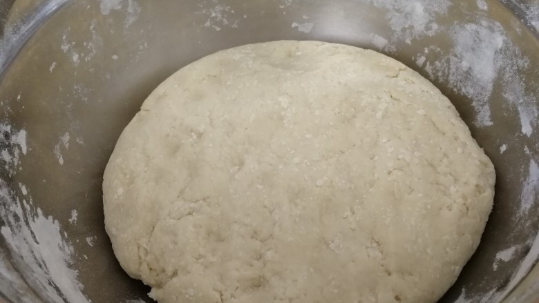 招牌美食之二&驴肉蒸饺,面不烫手了开始揉面,表面揉得光滑柔软就好了。(如图)