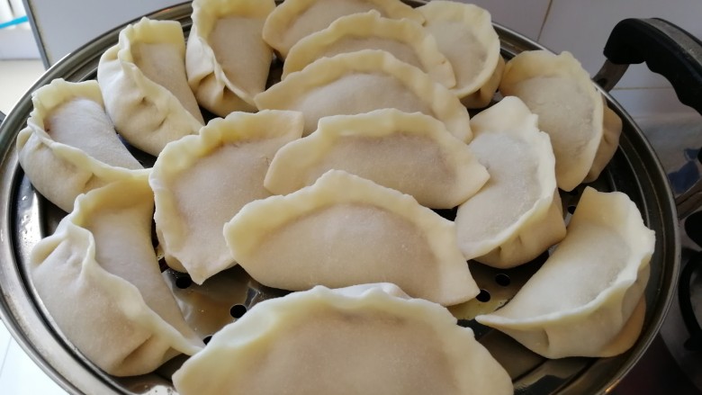 招牌美食之二&驴肉蒸饺,蒸屉抹油,冷锅放进蒸锅里。(如图)