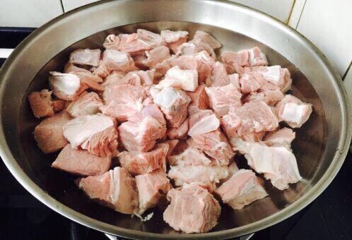 天津传统清真菜 黄焖两样,(1)牛肉焯水,把牛肉和凉水同时放入锅里,开大火焯水,牛肉焯水是为了逼出污物血水、去除腥味。 牛肉焯水全程不要盖锅盖儿。水开后再煮5分钟,然后撇去浮末,捞出牛肉备用。(2)热锅放入2勺炒菜油,放入姜片和香叶,中火煸炒至姜片略带金黄色,放入八角、草果、桂皮、辣椒煸炒一下,然后改小火,放入150g小香葱。(3)倒入焯过水的牛肉,倒入1瓶啤酒,倒入900ml的开水(老汤),请注意是开水!放入调料包。大火煮开,开盖儿炖5分钟左右,然后改小火炖,盖上锅盖儿炖45分钟。 开盖儿炖5分钟是为了让啤酒的味挥发出去,留下麦芽香气。 大火炖时放一把铲子或者勺子,以改变汤汁沸腾方向,避免沸锅。(4)放少许盐调味。