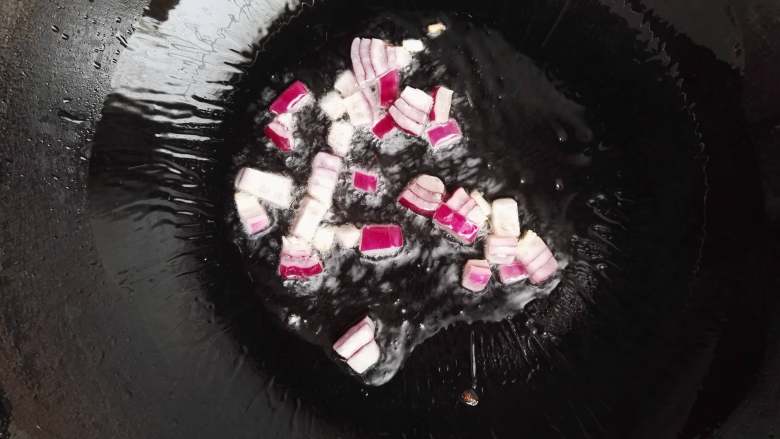 干香味美的清炒花菜,锅中倒入食用油,加入洋葱丁,炒香。