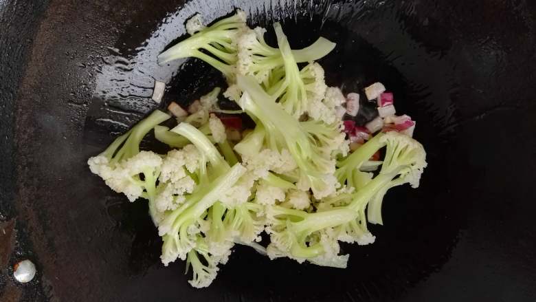 干香味美的清炒花菜,下入花菜,翻炒。