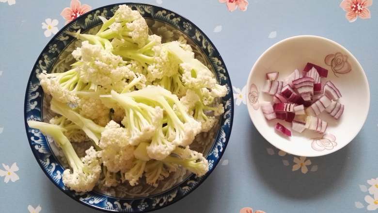 干香味美的清炒花菜,洋葱切小丁，花菜洗净后，切成大小合适的块或者直接用手撕成块。