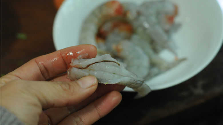 西兰花炒虾仁,将背上切开,挑出虾线