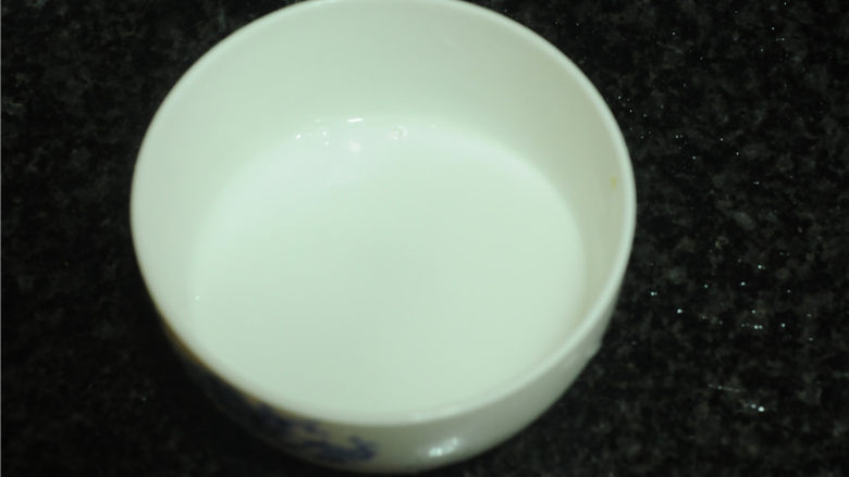 西兰花炒虾仁,淀粉加入少许水,搅拌均匀备用