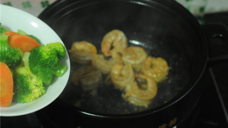 西兰花炒虾仁,油锅烧热,将虾仁放进去炒至变色,将汆烫好的蔬菜倒进去