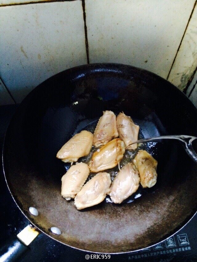 可乐鸡翅 炒鸡简单(ˉ▽￣～),(ˉ▽￣～) 油热后放入中翅 煸炒至金黄 个人喜欢炒久一点 会更香 但不要炒焦哦