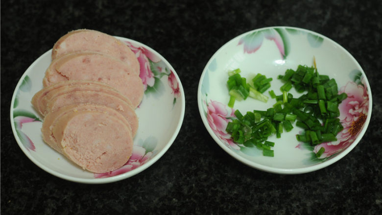 火腿烧豆腐,我用的是超市里买的那种大个的肉腿，肉质非常鲜嫩，<a style='color:red;display:inline-block;' href='/shicai/ 438'>火腿</a>切片，葱切花