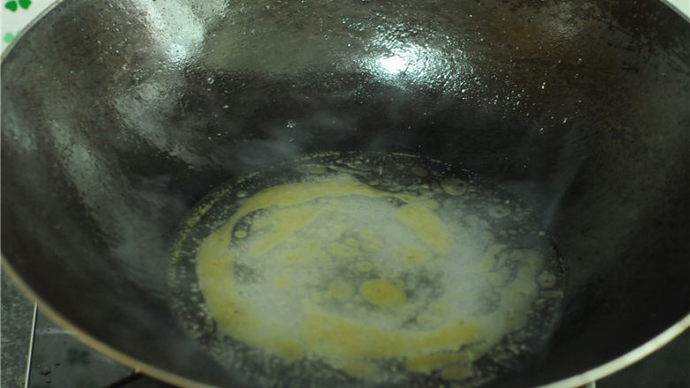 火腿烧豆腐,放入少许的水，烧开