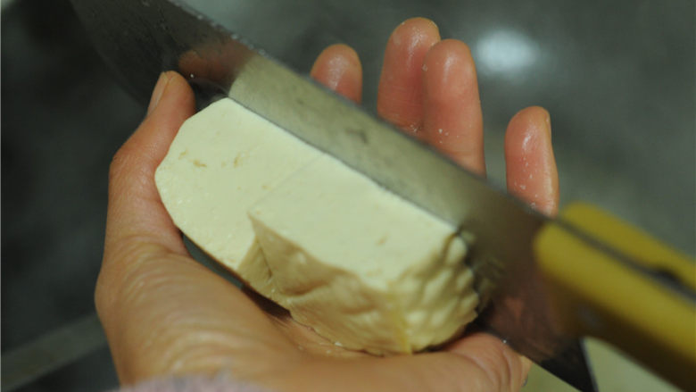 火腿烧豆腐,<a style='color:red;display:inline-block;' href='/shicai/ 465'>豆腐</a>用左手托起，直接在手心切片