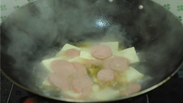 火腿烧豆腐,将火腿片放进去，再次开锅