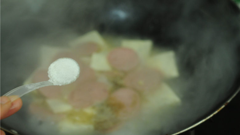 火腿烧豆腐,放盐调味