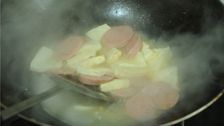 火腿烧豆腐,采用推拌的手法，能保持豆腐的完整哦