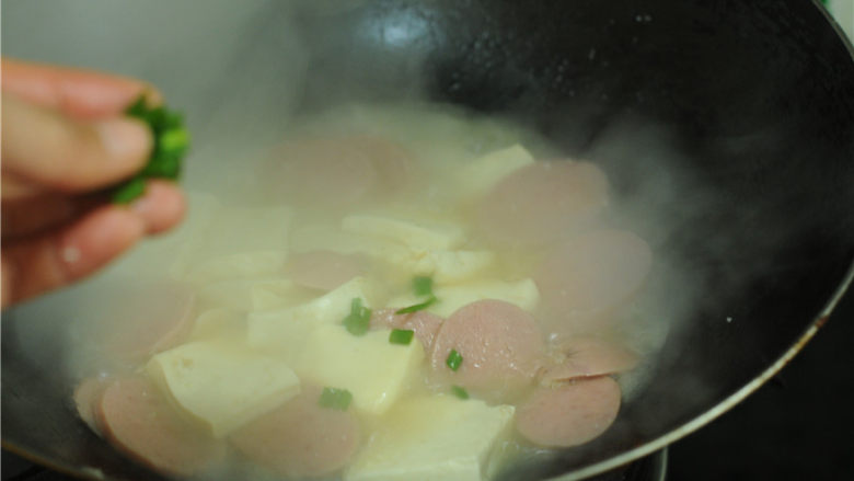 火腿烧豆腐,撒上葱花即可出锅