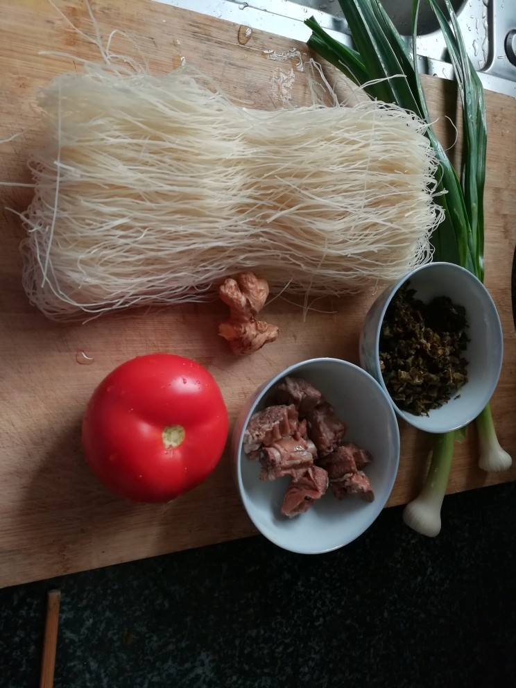 #老家美食#老家人最爱吃的酸菜米粉,所有食材合影,虾干后来才想起来加的,所以没拍到。
虾干,海鲜煮<a style='color:red;display:inline-block;' href='/shicai/ 547'>米粉</a>是标配。