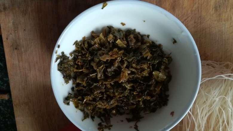 #老家美食#老家人最爱吃的酸菜米粉,<a style='color:red;display:inline-block;' href='/shicai/ 3361'>酸菜</a>,轻轻过一下水。沥干,米粉也要洗一下。